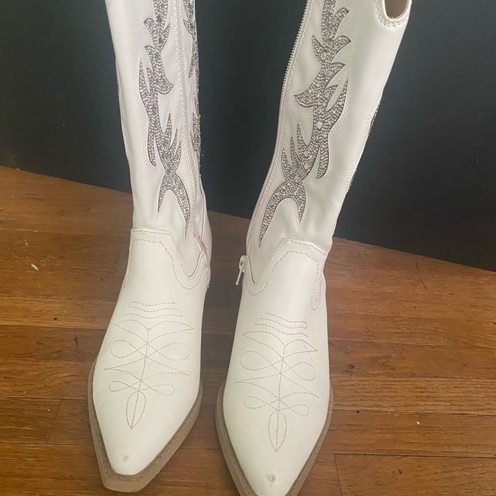 Chic White Embroidered Heeled Boots
